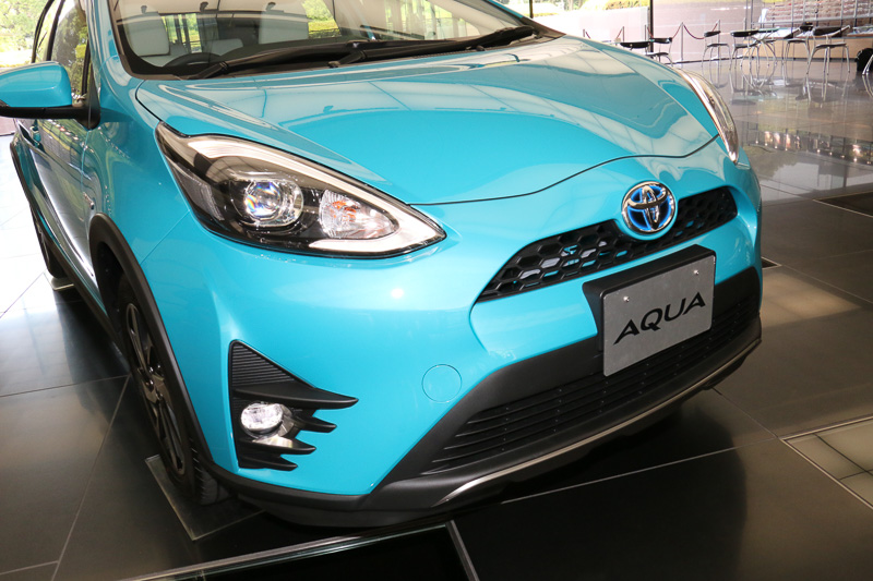 Crossoverではボディ同色部分を増やしてタフさを表現し、末広がりのデザインで踏ん張り感も与えている