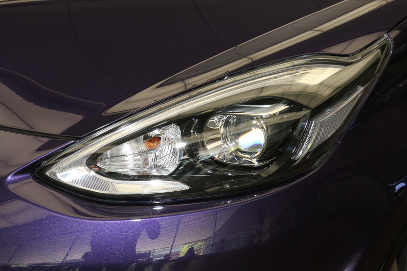 ブーメラン型のLEDクリアランスランプを備えるヘッドライトは、同じ粥川氏が開発責任者を務めた2代目「シエンタ」と共通性のあるデザイン