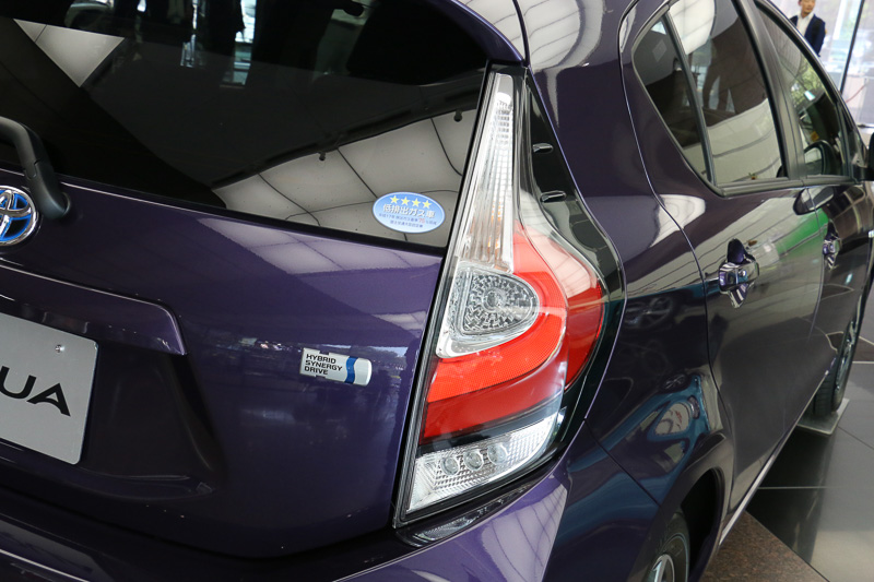 リアコンビネーションランプでは面発光に見える白色反射板を採用