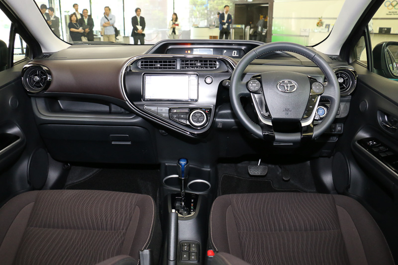 インテリアではインパネ加飾の変更し、センタークラスター外周にメッキフレームを与えて一体感を演出した