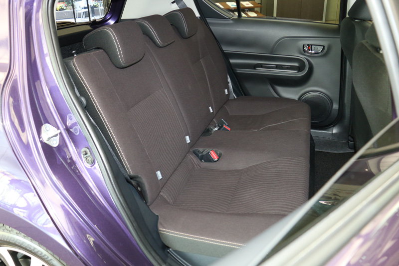 シートは座面やシートバック側と側面・背面で色遣いを変えた2トーン仕様