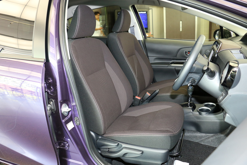 シートは座面やシートバック側と側面・背面で色遣いを変えた2トーン仕様