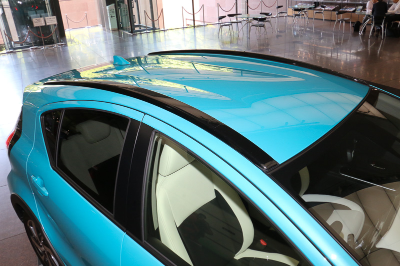 ルーフにピアノブラックカラーのルーフモールを設定。ルーフレールではないので積載能力は通常モデルと同じ