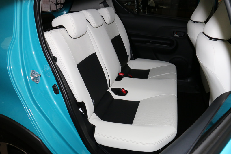 Crossoverの標準シートはブラックの合成皮革＋ファブリック。写真のホワイトソフトレザーシート（合成皮革）はメーカーオプション