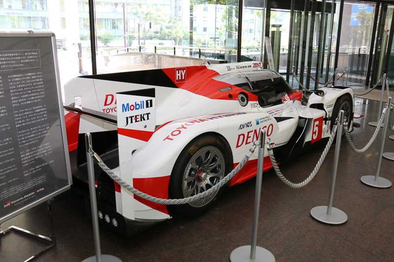 説明会が行なわれたトヨタ自動車 東京本社の1階ロビーには、WEC（世界耐久選手権）マシンのTS040 HYBRID ＃5が展示され、エントランスにル・マン24時間レースの応援に対する感謝の垂れ幕が貼られていた
