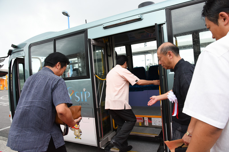 自動運転バスに乗り込み、出発する鶴保大臣