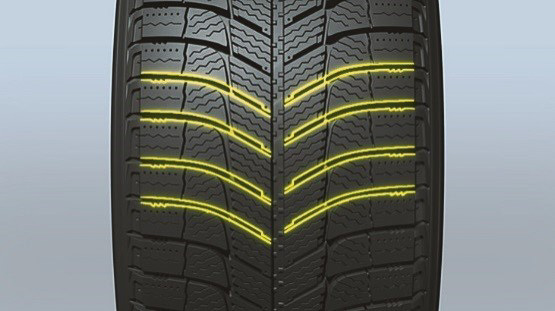 X-ICEシリーズの「Vシェイプデザイン」を採用して、溝の角度を最適化。アイス性能を犠牲にすることなく、雪上性能との両立をバランスよく実現