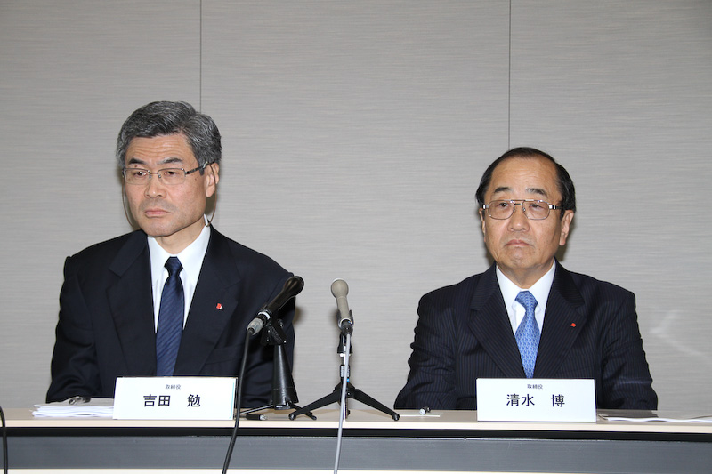 取締役兼執行役員会長室長事業再生担当の吉田勉氏（左）、取締役兼執行役員品質保証本部長兼営業本部長の清水博氏（右）