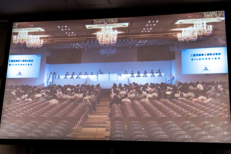 会場の様子。今回は486名の株主が出席。前回の550名よりもさらに減少した