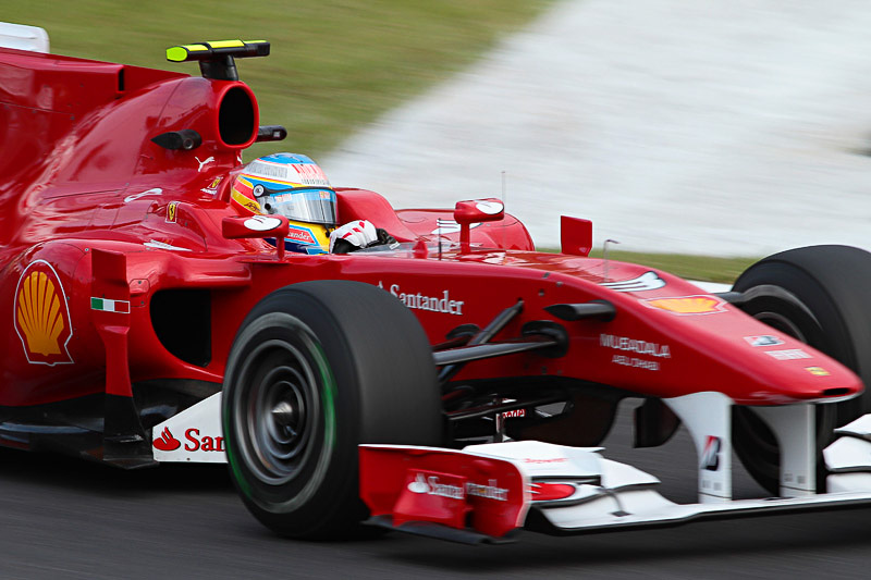 ポイントトップで最終戦に臨んだアロンソはウェーバーに追随して早々にピットイン。このピット戦略のミスでルノーの後方に封じ込められ7位に終わった