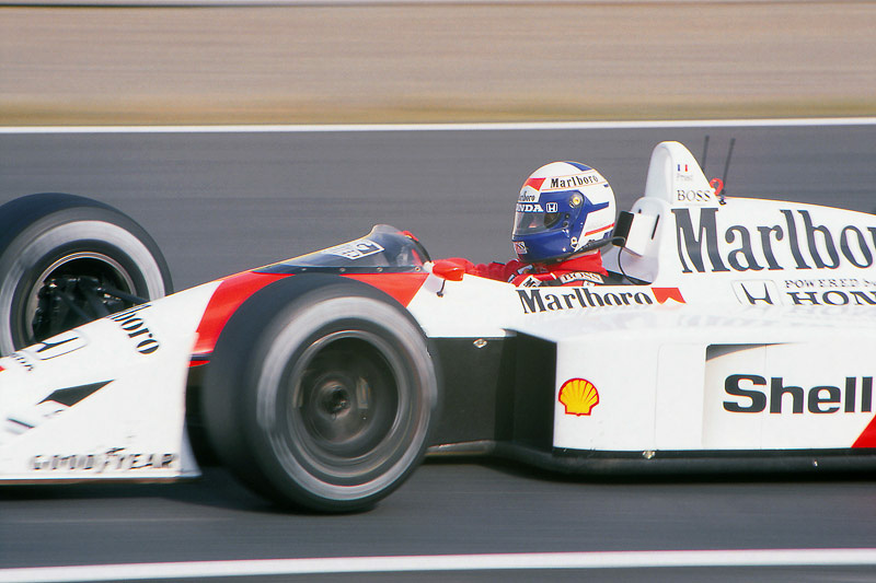 1988年、鈴鹿サーキットを走るアラン・プロスト。優勝7回、2位7回で現在のルールであればチャンピオンを獲得したが、11戦有効ポイント制のルールにより、優勝8回、2位3回のセナがチャンピオンを獲得した