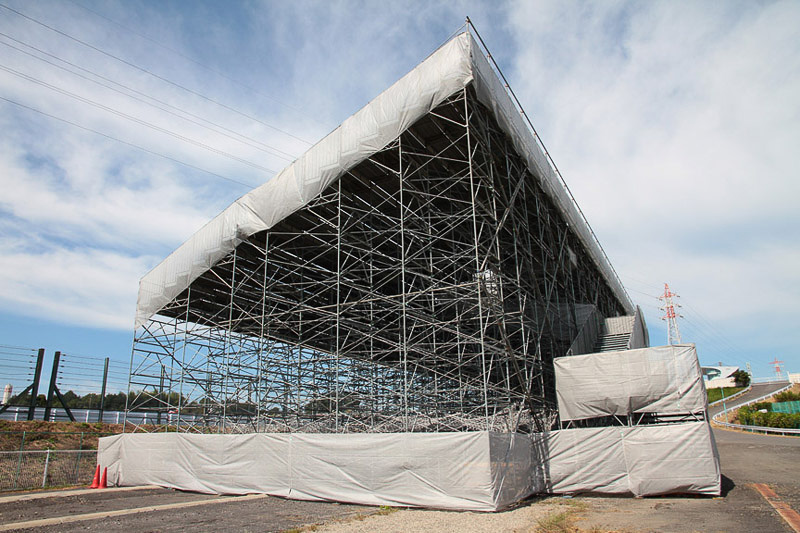 ストレートエンド付近に設置された仮設スタンド（今年はなくなる予定）