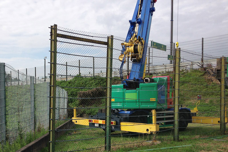 クレーンなどの重機にも費用が発生する