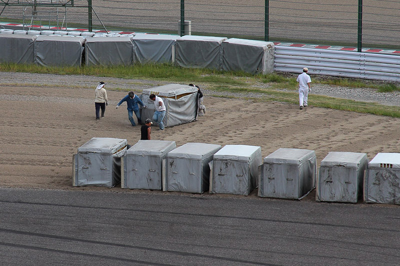 F1ではスポンジバリヤの使用が認められないので、レース前にコース全域からスポンジバリヤを回収し、スプーンのインフィールドに仮置きする。これにも膨大な労力がかかっている