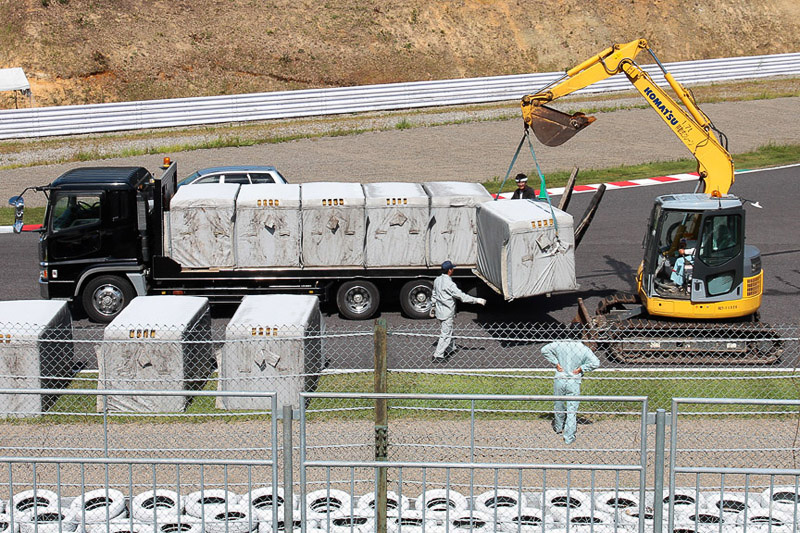 F1ではスポンジバリヤの使用が認められないので、レース前にコース全域からスポンジバリヤを回収し、スプーンのインフィールドに仮置きする。これにも膨大な労力がかかっている