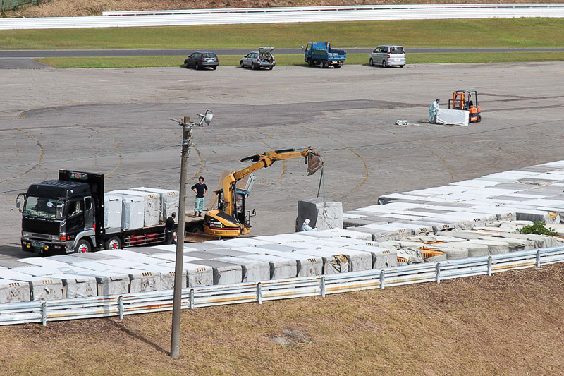 F1ではスポンジバリヤの使用が認められないので、レース前にコース全域からスポンジバリヤを回収し、スプーンのインフィールドに仮置きする。これにも膨大な労力がかかっている