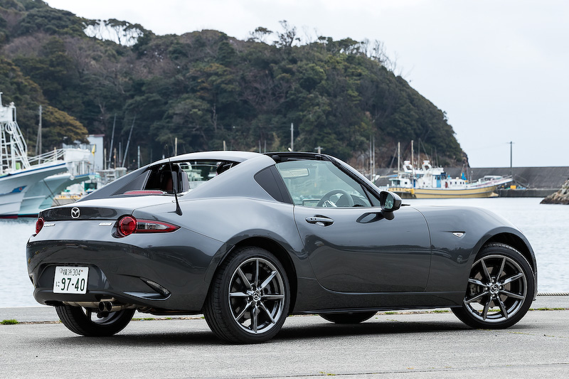 2016年12月に発売されたリトラクタブルハードトップモデル「ロードスター RF」。今回試乗したのは直列4気筒DOHC 2.0リッターエンジンに6速MTを組み合わせる「VS」グレード（357万4800円）。ボディサイズは3915×1735×1245mm（全長×全幅×全高）、ホイールベースは2310mmと、ソフトトップのロードスターから全高が10mm高くなるだけで、そのほかの数値はホイールベースを含め同一になっている