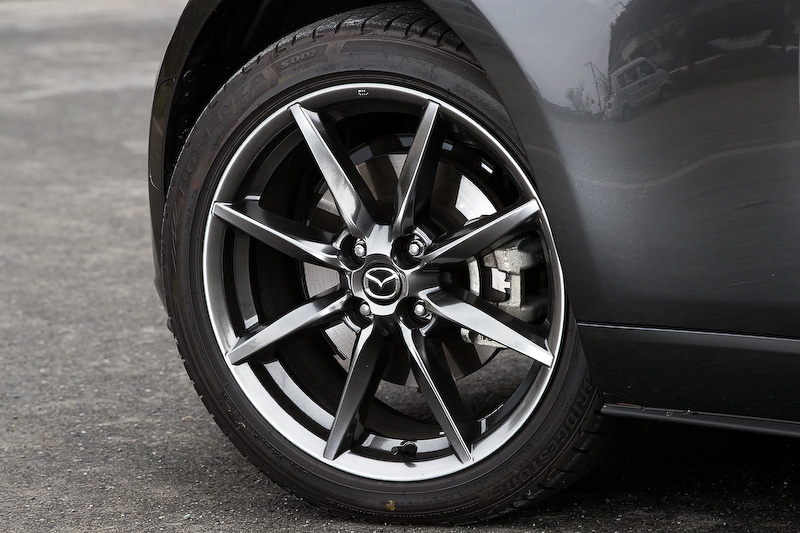 2016年12月に発売されたリトラクタブルハードトップモデル「ロードスター RF」。今回試乗したのは直列4気筒DOHC 2.0リッターエンジンに6速MTを組み合わせる「VS」グレード（357万4800円）。ボディサイズは3915×1735×1245mm（全長×全幅×全高）、ホイールベースは2310mmと、ソフトトップのロードスターから全高が10mm高くなるだけで、そのほかの数値はホイールベースを含め同一になっている