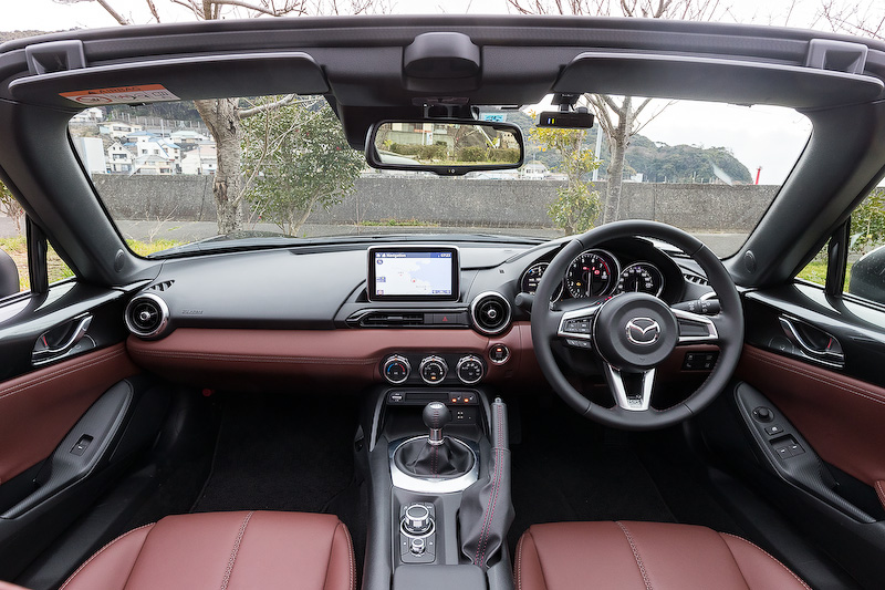 ロードスター RFで採用する電動格納式ルーフは、アルミ製のフロントルーフ、スチール製のミドルルーフ、樹脂製のリアルーフという3つの異なる素材で構成。トップロックは先代のハードトップモデルでは手動式だったところ、電動式にして利便性を高めた。スイッチ操作開始からルーフがロックされるまでにかかる時間は約13秒としている