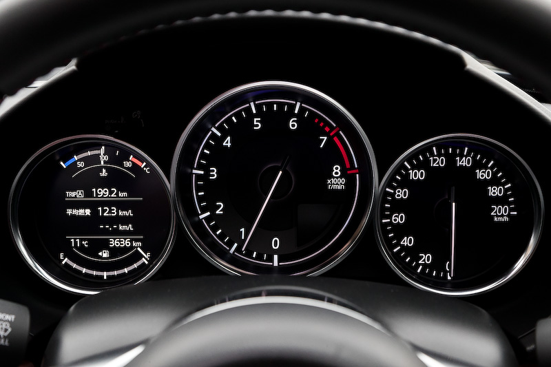 ロードスター RFで採用する電動格納式ルーフは、アルミ製のフロントルーフ、スチール製のミドルルーフ、樹脂製のリアルーフという3つの異なる素材で構成。トップロックは先代のハードトップモデルでは手動式だったところ、電動式にして利便性を高めた。スイッチ操作開始からルーフがロックされるまでにかかる時間は約13秒としている