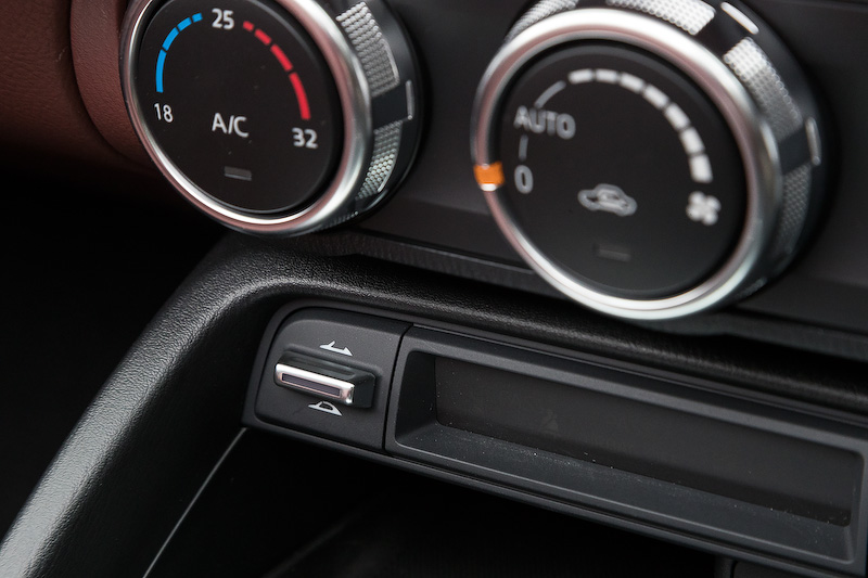 インテリアではBピラーや後方から巻き込んでくる風を効果的に抑えるため、リアルーフのトップ部形状を最適化するとともに、ソフトトップよりも大型のエアロボードを装備。またクローズ時の静粛性を高めるため、フロントルーフとミドルルーフの内側に吸音性能を持つ3層構造のヘッドライナーを採用し、ロードノイズや風切音を低減させている