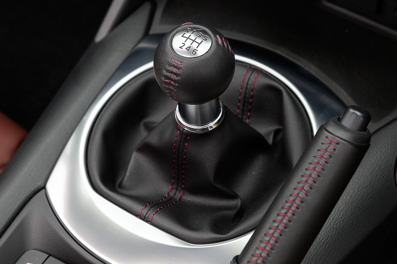 インテリアではBピラーや後方から巻き込んでくる風を効果的に抑えるため、リアルーフのトップ部形状を最適化するとともに、ソフトトップよりも大型のエアロボードを装備。またクローズ時の静粛性を高めるため、フロントルーフとミドルルーフの内側に吸音性能を持つ3層構造のヘッドライナーを採用し、ロードノイズや風切音を低減させている