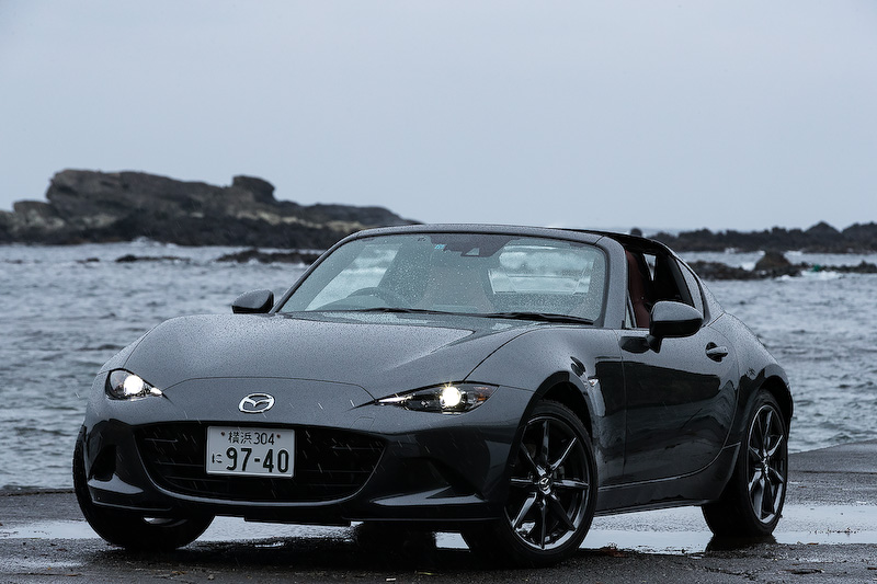 2016年12月に発売されたリトラクタブルハードトップモデル「ロードスター RF」。今回試乗したのは直列4気筒DOHC 2.0リッターエンジンに6速MTを組み合わせる「VS」グレード（357万4800円）。ボディサイズは3915×1735×1245mm（全長×全幅×全高）、ホイールベースは2310mmと、ソフトトップのロードスターから全高が10mm高くなるだけで、そのほかの数値はホイールベースを含め同一になっている