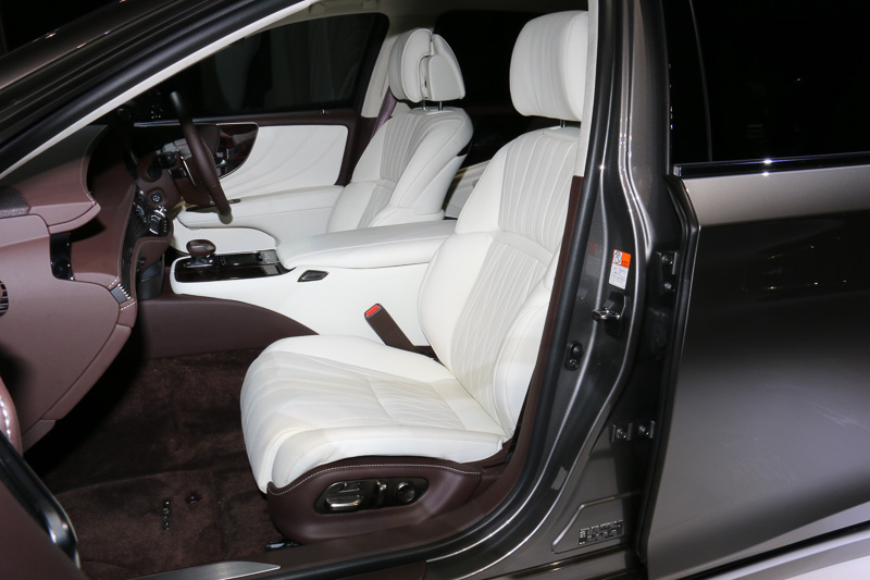 白いレザーシート＆ドアトリムを装着する車両も展示