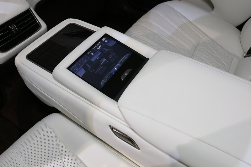 リアシートのアームレストにタッチパネルディスプレイを備えたアームレストを用意している