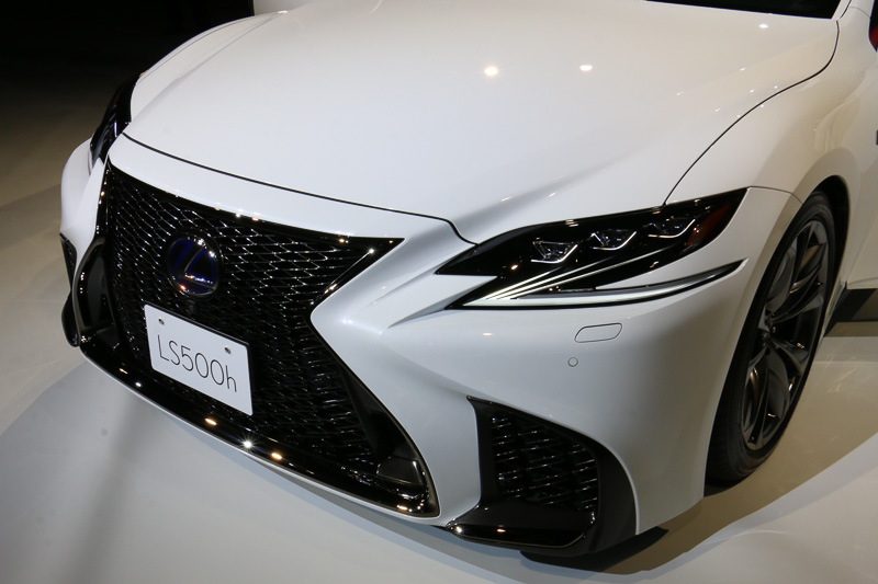 “F SPORT”モデル（左）ではブラックアウトされたフロントグリルでスポーティさを強調