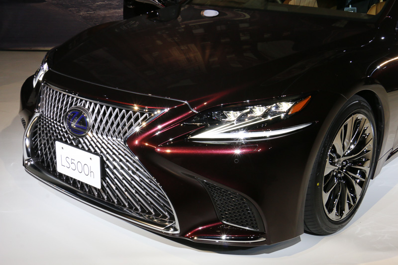 “F SPORT”モデル（左）ではブラックアウトされたフロントグリルでスポーティさを強調