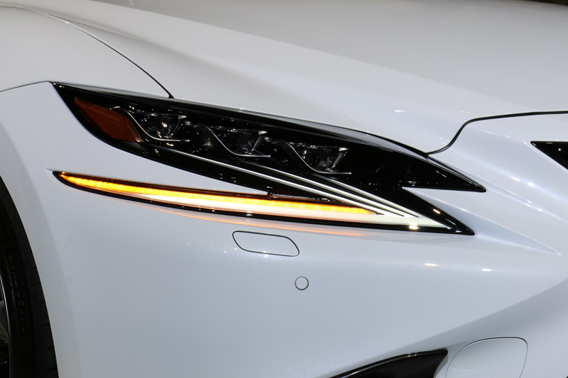 シャープなL型のクリアランスランプはウインカーとしても機能。イエローのラインが流れるように発光する