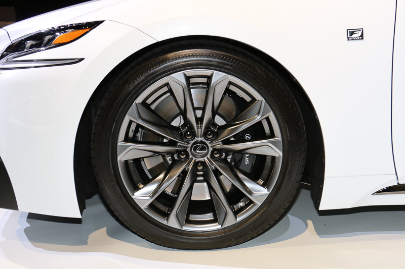 “F SPORT”モデルのタイヤ＆ホイール