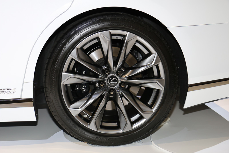 “F SPORT”モデルのタイヤ＆ホイール