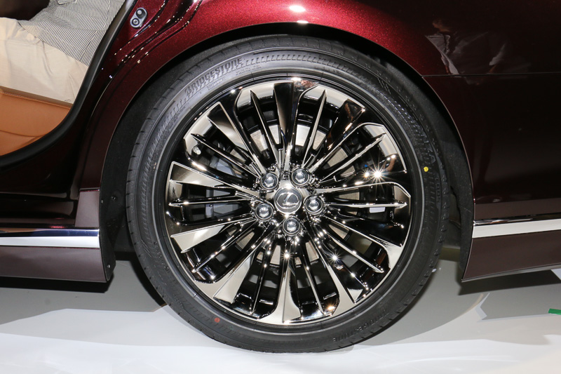 LS500hのタイヤ＆ホイール