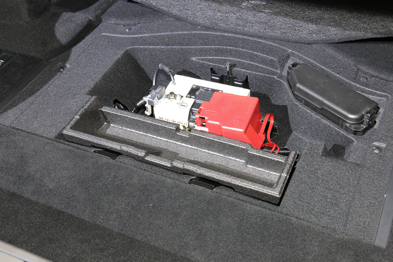 奥行きのあるトランク。フロア下には補機類用のバッテリーとちょっとした収納スペースを設置