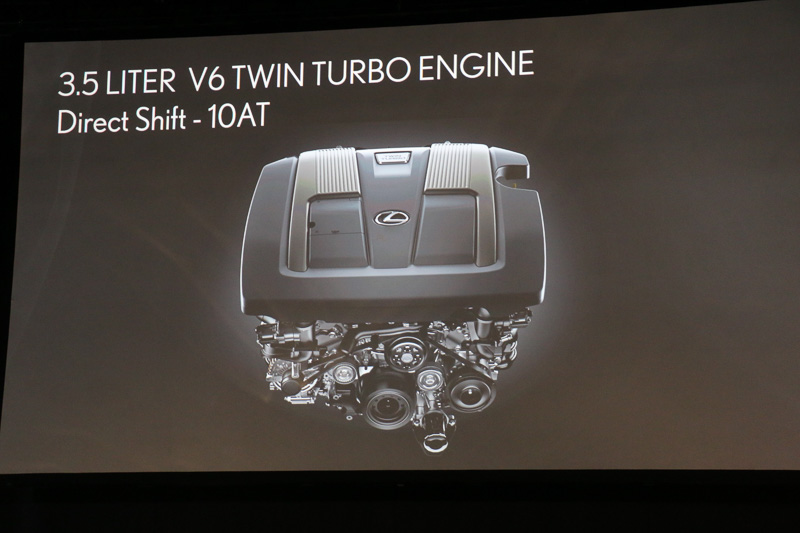 新開発のV型6気筒の3.5リッターツインターボエンジンについて、「高速燃焼、高効率ターボなどの新技術に加え、10速のダイレクトシフトATと組み合わせることにより、V8エンジンを凌ぐ気持ちいい加速、ターボエンジンとしては世界トップレベルの熱効率がもたらす優れた環境性能を実現しています」と旭氏は解説