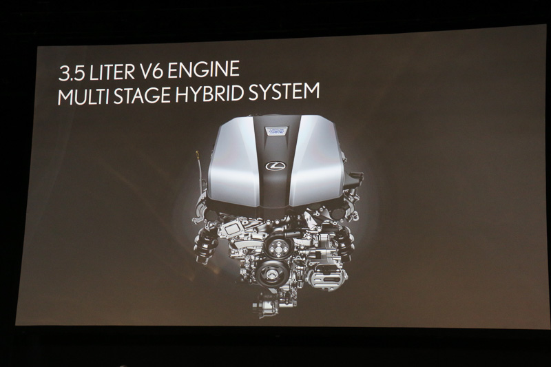3月に発売した「LC」にも搭載されているV型6気筒の3.5リッターのマルチステージハイブリッドシステムを、旭氏は「より穏やかで滑らかな加速フィーリングになるようチューニングを行ない、LSに求められるエレガントさを実現いたしました」と表現