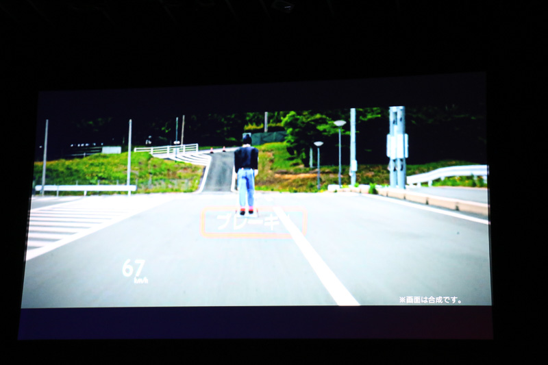 世界初の装備である「アクティブ操舵回避支援」は、車両前方に障害物があった場合、従来までの「プリクラッシュセーフティ」で実施してきたドライバーに対する警報や自動的なブレーキ作動による回避支援に加え、オープンスペースに自動的に操舵操作を実施してより効果的に回避支援を行なう