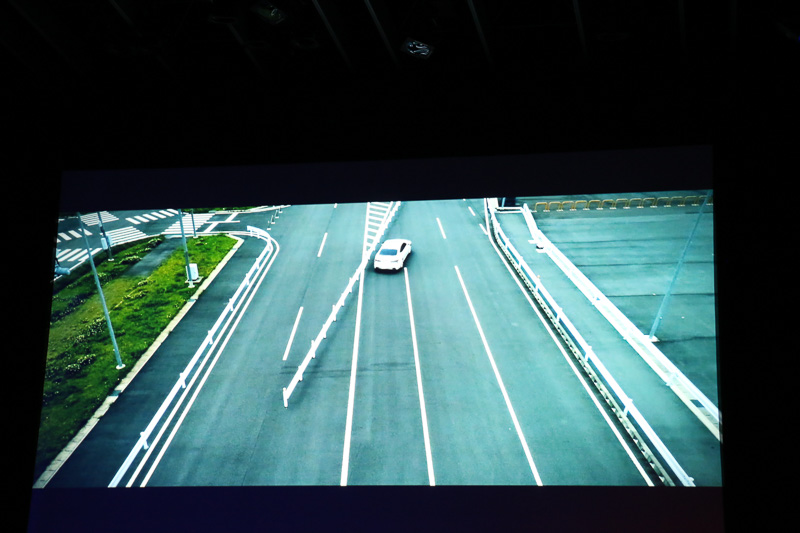 アクティブ操舵回避支援では、歩行者だけでなく、ガードレールのように連続した構造物に対しても操舵による回避支援が行なえる