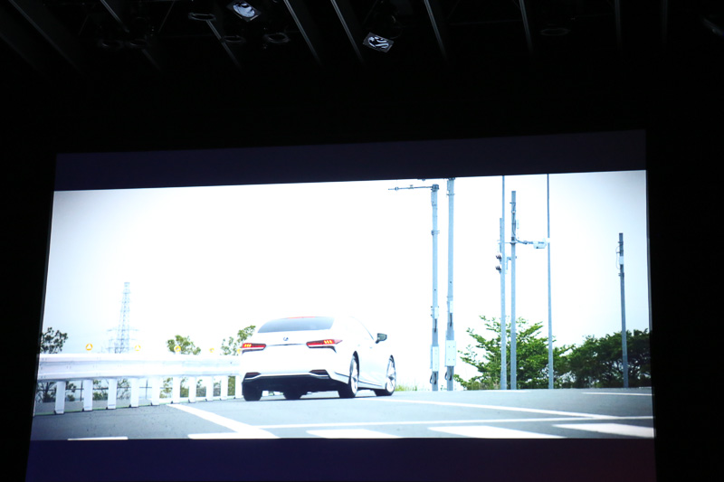 アクティブ操舵回避支援では、歩行者だけでなく、ガードレールのように連続した構造物に対しても操舵による回避支援が行なえる