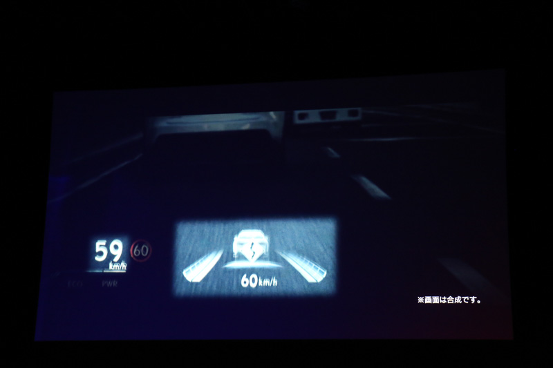 新技術の「レーントレーシングアシスト」では、カメラでの白線認識と前方を走るクルマの走行軌跡を併用。これにより、渋滞時などで白線が認識できないときでも操舵支援が可能になる。さらに高速道路の分岐などではカーナビ情報も活用。進行方向のカーブの曲率と現在の車速から、このままでは安全ではないとシステムが判断した場合に警告を行ない、減速操作が行なわれない場合は自動的に減速する