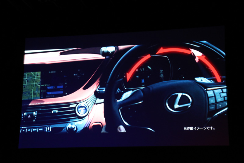 新技術の「レーントレーシングアシスト」では、カメラでの白線認識と前方を走るクルマの走行軌跡を併用。これにより、渋滞時などで白線が認識できないときでも操舵支援が可能になる。さらに高速道路の分岐などではカーナビ情報も活用。進行方向のカーブの曲率と現在の車速から、このままでは安全ではないとシステムが判断した場合に警告を行ない、減速操作が行なわれない場合は自動的に減速する