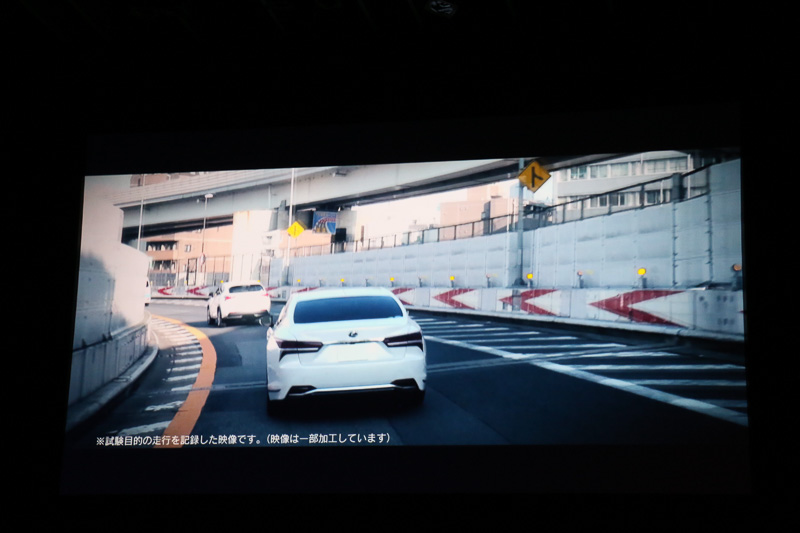 新技術の「レーントレーシングアシスト」では、カメラでの白線認識と前方を走るクルマの走行軌跡を併用。これにより、渋滞時などで白線が認識できないときでも操舵支援が可能になる。さらに高速道路の分岐などではカーナビ情報も活用。進行方向のカーブの曲率と現在の車速から、このままでは安全ではないとシステムが判断した場合に警告を行ない、減速操作が行なわれない場合は自動的に減速する