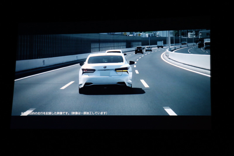 レーントレーシングアシストの作動中にドライバーがウインカー操作を行なうと、「Lexus CoDrive」のシステムがウインカーが点滅している方向のレーンをチェック。後続車などが追い抜いてこないようなタイミングで操舵支援が行なわれて車線変更を実施。車線変更後にはウインカーが自動消灯する仕組みとなっている