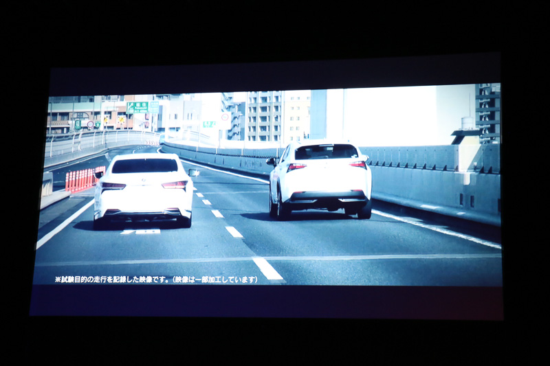 レーントレーシングアシストの作動中にドライバーがウインカー操作を行なうと、「Lexus CoDrive」のシステムがウインカーが点滅している方向のレーンをチェック。後続車などが追い抜いてこないようなタイミングで操舵支援が行なわれて車線変更を実施。車線変更後にはウインカーが自動消灯する仕組みとなっている