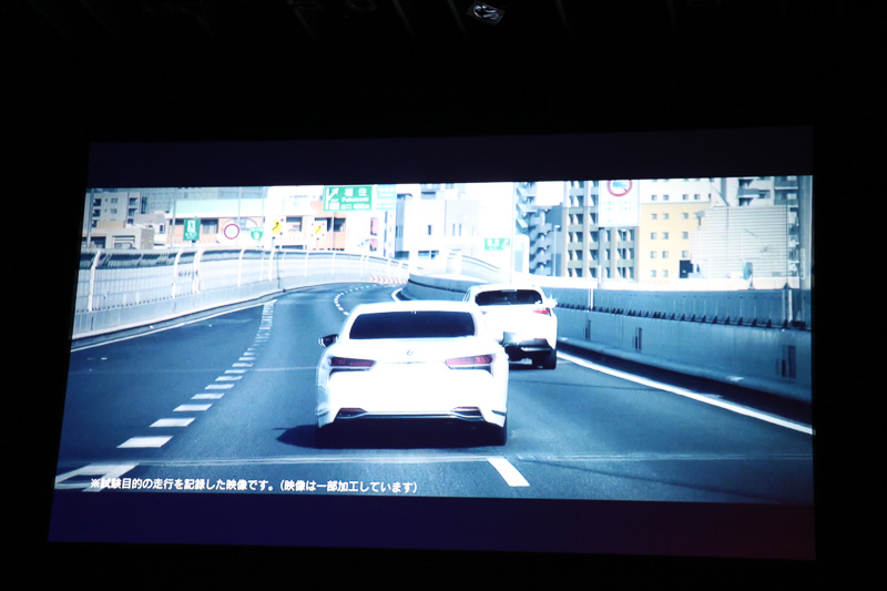 レーントレーシングアシストの作動中にドライバーがウインカー操作を行なうと、「Lexus CoDrive」のシステムがウインカーが点滅している方向のレーンをチェック。後続車などが追い抜いてこないようなタイミングで操舵支援が行なわれて車線変更を実施。車線変更後にはウインカーが自動消灯する仕組みとなっている