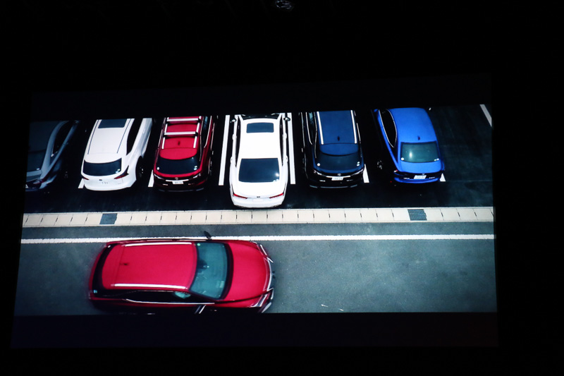 駐車場での安全性を高めることを目的としたパーキングサポートブレーキでは、既存の「インテリジェントクリアランスソナー」「リヤクロストラフィックアラート」に加え、世界初の技術である「対後方歩行者サポートブレーキ」を採用。後退中にリアカメラで歩行者などを発見した場合に警報の作動とブレーキによる減速を行なって危険回避をアシストする