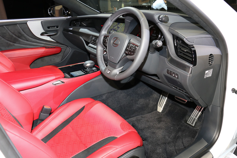 LS500h“F SPORT”のインテリア