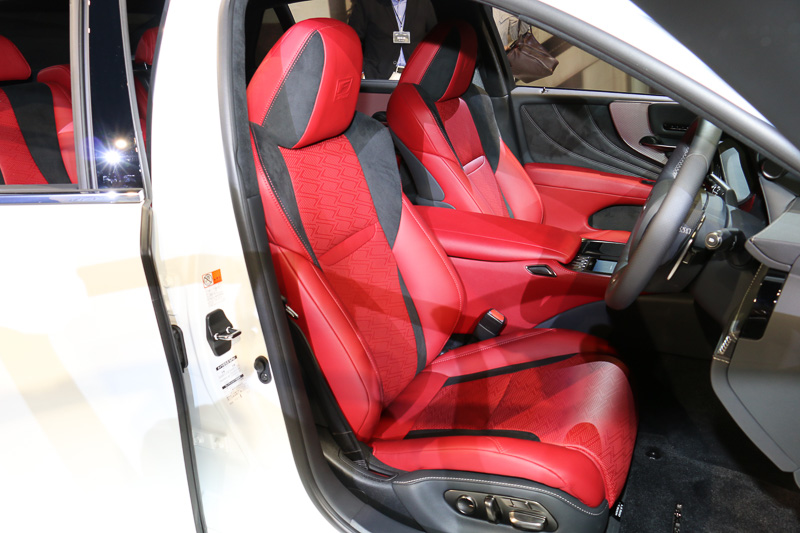 レッドとグレーのコンビネーションシートを採用